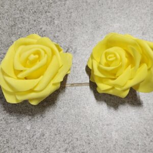 פרח צהוב מסול. יש להשתמש בסיכות כדי לחבר לבגד או לשיער